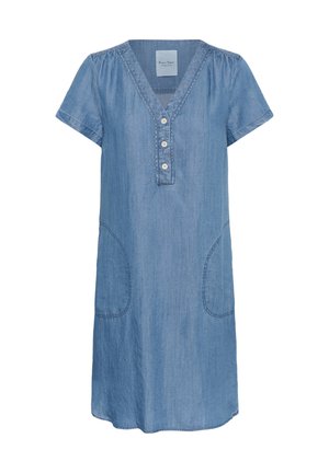 Világoskék farmerruha rövid ujjakkal, V nyakú, gombos záródással és oldalsó zsebekkel. Diszkrét varrási részletekkel rendelkezik.