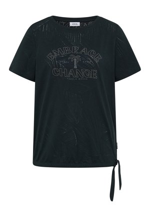 T-shirt noir à manches courtes avec un motif discret de feuilles, texte en strass "Embrace Change", motif palmier et détail noué sur le côté.