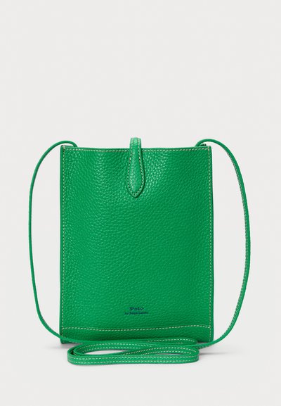 Liten grön axelremsväska i texturerat läder med tunn rem och Polo by Ralph Lauren-logotyp centrerad nära botten.