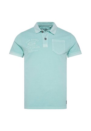 Hellblaues Polohemd aus Baumwolle, mit Kragen, zwei Knöpfen, einer Brusttasche und dekorativem Druck auf der Vorderseite.