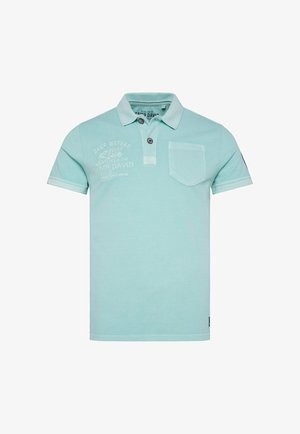 Hellblaues Polohemd aus Baumwolle, mit Kragen, zwei Knöpfen, einer Brusttasche und dekorativem Druck auf der Vorderseite.