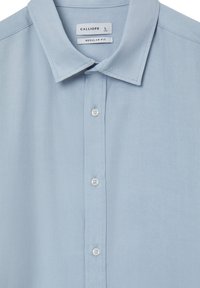 Helle blaue Button-up-Hemd, reguläre Passform, mit klassischem Kragen, fünf Knöpfen und einer glatten Stofftextur. Markenetikett sichtbar.