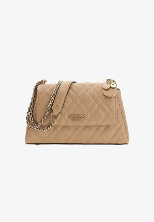 Bolso acolchado beige con correa de cadena en tono dorado, cierre con solapa y detalle de logo. Presenta una superficie texturizada y detalles de herrajes metálicos.