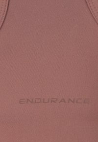 Rotes sportliches Tanktop aus glattem Stoff, mit einer subtilen Textur und dem 'ENDURANCE'-Logo am unteren Rand in einem dunkleren Farbton gedruckt.