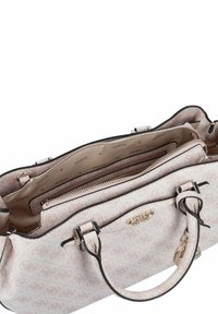 Sac à main rose pâle avec texture à motifs, quincaillerie dorée et accents noirs. Comprend plusieurs compartiments et zippers pour une meilleure organisation.