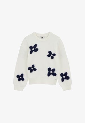 Balts garais piedurkņu dzija džemperis ar apaļu kaklu, priekšpusē un piedurknēs izrotāts ar sešām mīkstām tumši zilām četru ziedlapu ziedu formām.