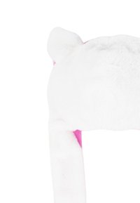 Cappello morbido bianco con accenti rosa, caratterizzato da una parte superiore rotonda e piccole orecchie. La texture soffice e la forma curva creano un design giocoso.