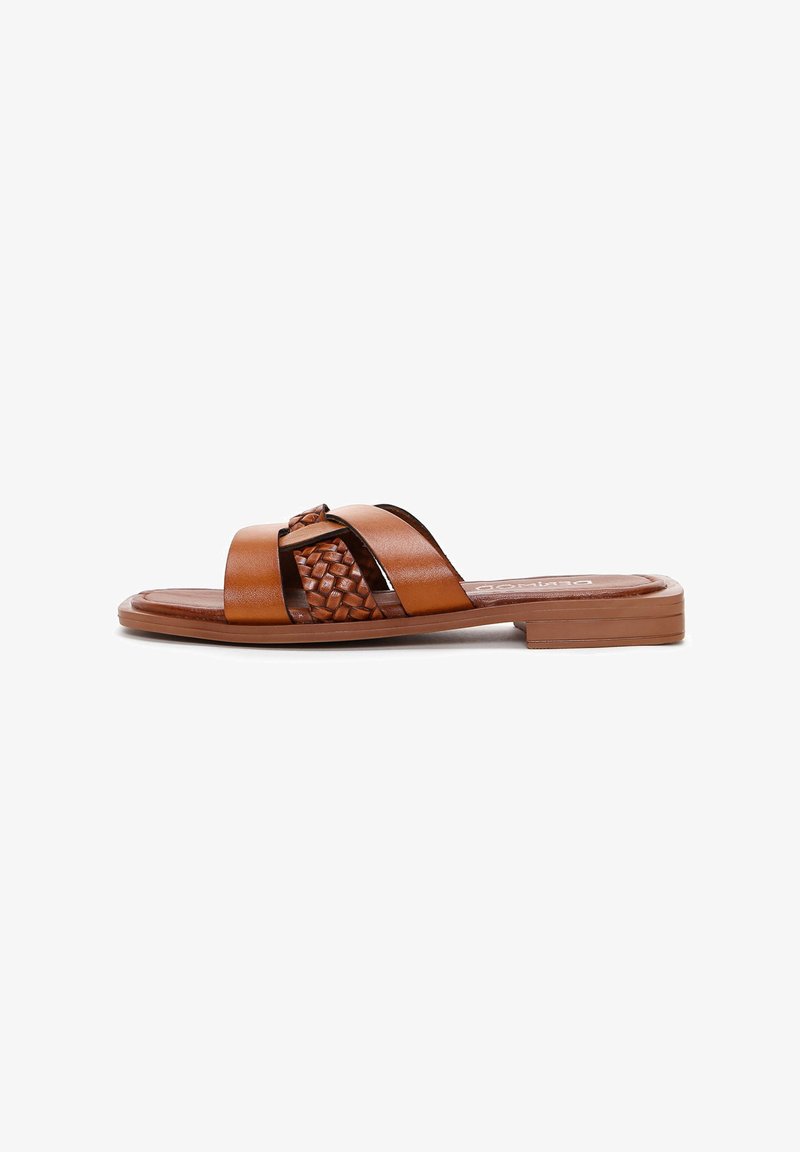 Sandales à glisser en cuir marron avec des larges brides, présentant un détail en texture tissée sur le dessus, une semelle plate et une finition lisse.