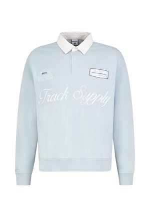 Lichtblauw poloshirt met lange mouwen en een witte kraag, met de tekst "Track Supply" en kleine geborduurde patches op de borst.