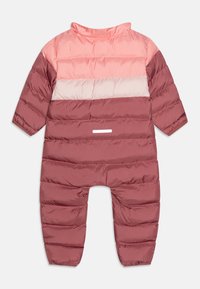 Gevoerde babykostuum in roze tinten met lange mouwen en volledige benen, ontworpen voor warmte en buitenshuis gebruik.