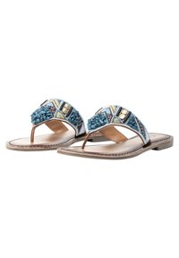 Sandal jari yang dihias bordir dengan desain biru, cokelat, dan kuning, menampilkan aksen manik-manik dan sol kulit datar.