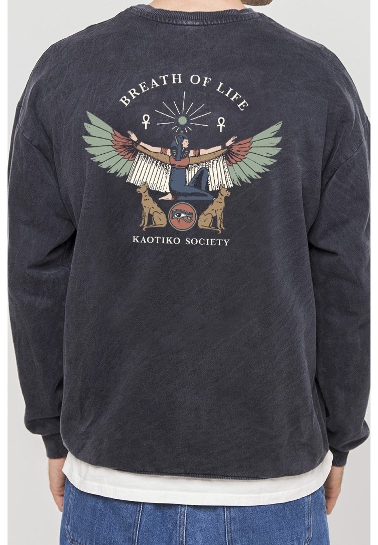 Tmavě šedá mikina s grafikou postavy s křídly, sluncem a symboly, nad ní text "BREATH OF LIFE" a pod ní "KAOTIKO SOCIETY".