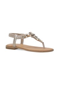 Flade sandaler med en metallic sølv overdel, justerbar ankelrem og dekorative udsmykninger, herunder perler og rhinsten.