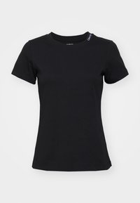 Sort bomulds T-shirt med rund hals, korte ærmer og en sidelabel. Glat tekstur med en tætsiddende silhuet. Ingen mønstre eller accenter.