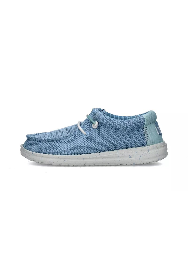 Scarpa slip-on in mesh blu con suola in gomma bianca punteggiata, materiale superiore morbido e due occhielli per i lacci. Design con punta arrotondata.