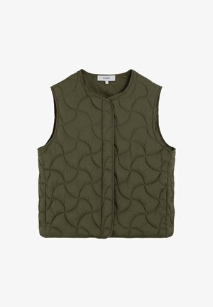 Gilet matelassé vert olive avec un motif en vagues texturé, sans manches et avec une fermeture à l'avant. Tissu doux avec un éclat subtil.