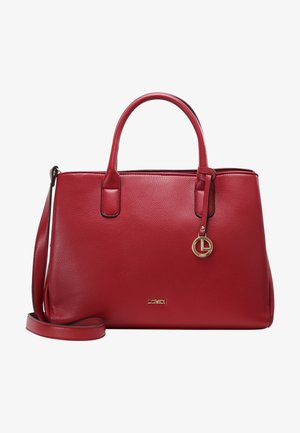 Bolso de cuero rojo con doble asa superior, correa de hombro desmontable, charm con logo en tono dorado y acabado texturizado. Cuenta con bordes negros.