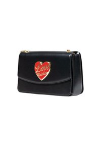 Borsa a tracolla in finta pelle nera con catena dorata, dotata di un distintivo a forma di cuore rosso con la scritta "Love Moschino" in corsivo dorato.