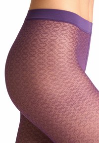 Collant viola a motivo con superficie testurizzata e vita solida, che mettono in mostra un design geometrico lungo tutta la gamba.