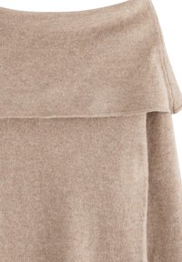 Beige tröja med vikbar halsringning som är gjord av mjukt, strukturerat tyg. Har en enkel design utan mönster eller hårdvara.