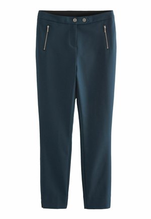 Marineblauwe broek gemaakt van een gladde stof, met twee ritszakken aan de voorkant en dubbele knopen aan de voorkant, slim fit gepassend.