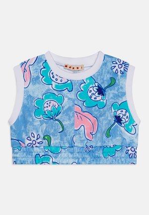 Top corto floreale blu con un motivo floreale in tonalità della pelle, con bordi bianchi attorno alle aperture delle braccia e al collo. Realizzato in tessuto morbido.
