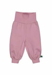 Lichtroze kinderbroek met een brede elastische tailleband, gebundelde boorden en een klein groen label op het linkerpoot. Zachte katoen stof.