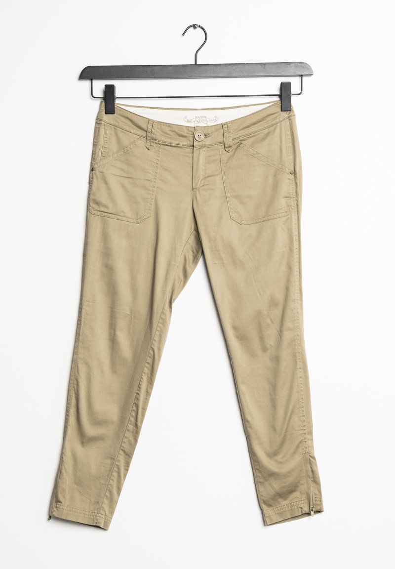 Pantalons beiges avec poches avant, poignets zippés et texture lisse. Conçus avec une coupe classique et suspendus à un cintre noir.