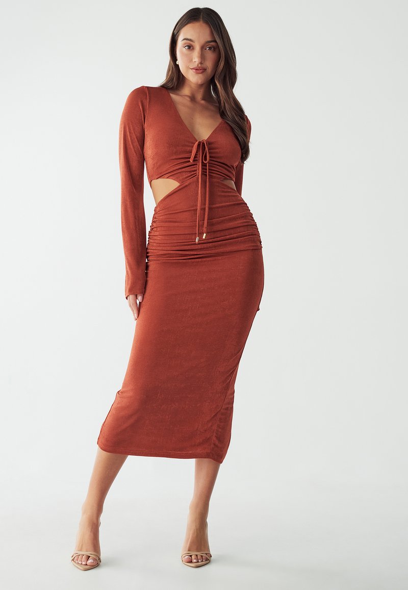 Rustfarbendes Kleid mit langen Ärmeln, tiefem V-Ausschnitt, zentralem Zugbanddetail und seitlichen Ausschnitten; tailliert, knielang und mit strukturiertem Stoff.