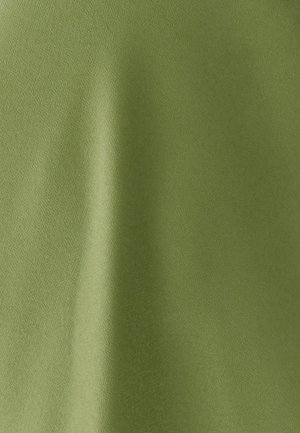 Tissu texturé d'un vert olive atténué, avec une finition lisse et des variations subtiles de lumière et d'ombre sur la surface.