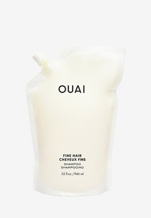 OUAI Fin Hår Shampoo i en fleksibel hvid pose med skruelåg, mærket med sort tekst. Indeholder 32 fl oz (946 ml) af produktet.