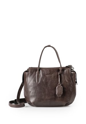 Borsa a mano in pelle marrone scuro con due manici, una tracolla staccabile e una piccola targhetta in pelle attaccata su sfondo bianco.