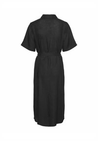 Juoda lininė suknelė trumpomis rankovėmis, su apykakle, diržu liemenyje ir ilgu, lengvai krentančiu sijonu. Sklandus tekstūra su minimaliais detalėmis.