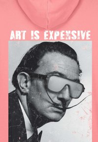 Roze hoodie met een afbeelding van een zwart-witportret met grote, reflecterende zonnebrillen, voorzien van de tekst "ART IS EXPENSIVE" in vetgedrukte, witte letters.