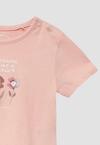 Rosa Baumwoll-T-Shirt mit kurzen Ärmeln, das mit floralem Druck und gesticktem Text versehen ist. Mit Druckknöpfen an der Schulter für ein einfaches Anziehen.