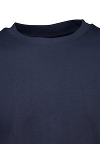 Laivastonsininen pyöreäkauluksinen t-paita, joka on valmistettu pehmeästä puuvillakankaasta. Ominaisuuksiin kuuluu sileä pinta ja ribbattua kaulaa, tasainen väri koko matkalta.