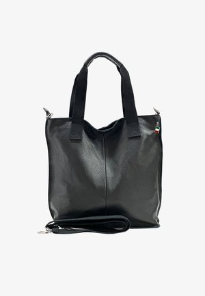 Sac fourre-tout en cuir noir avec finition texturée, anses en tissu et une bandoulière amovible. Doté d'une petite étiquette aux couleurs du drapeau italien.