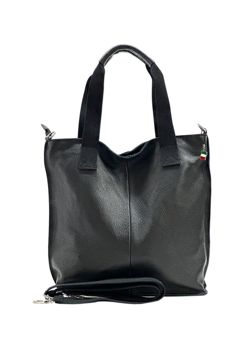 Zwarte leren tote bag met een gestructureerde afwerking, stoffen handvatten en een verwijderbare schouderriem. Beschikt over een klein label met de kleuren van de Italiaanse vlag.