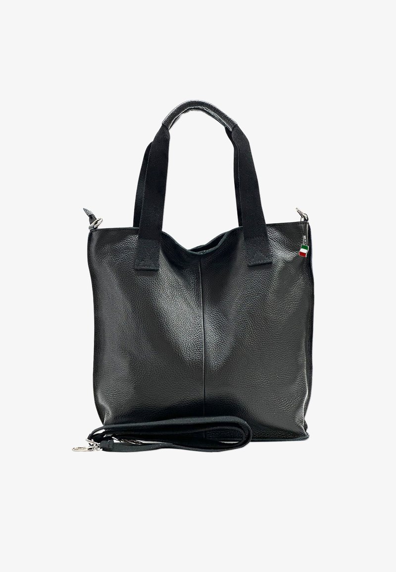 Zwarte leren tote bag met een gestructureerde afwerking, stoffen handvatten en een verwijderbare schouderriem. Beschikt over een klein label met de kleuren van de Italiaanse vlag.