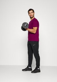 Nike Performance TEE CREW SOLID - T-shirt desportiva - sangria/black