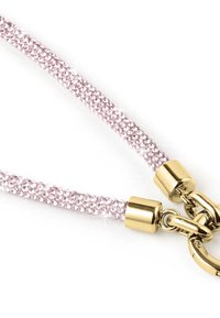 Różowy pasek zdobiony różowymi kamieniami w kształcie diamentu o gładkiej fakturze, z złotym okuciem i okrągłą klamrą.