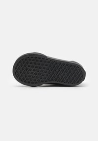 Semelle de chaussure en caoutchouc noir arborant un motif texturé en diamant. Bords lisses avec des zones de talon et d'orteil arrondies. Convient à différentes surfaces.