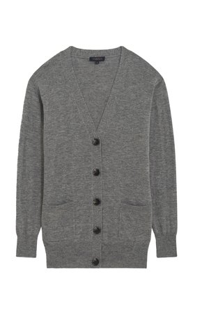 Cardigan en tricot gris avec un col en v, six boutons à l'avant, des poignets côtelés et deux poches avant. Texture douce et design classique.