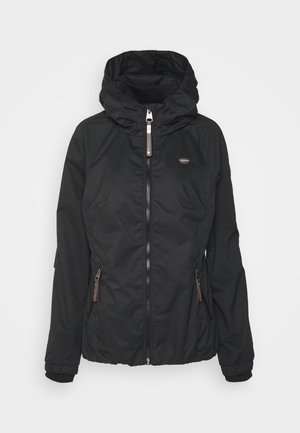 Chaqueta negra con capucha, cremallera frontal y dos bolsillos con cremallera, con puños elásticos y un pequeño logo en el pecho.