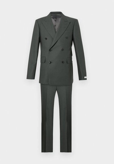 Completo doppiopetto verde scuro con revers a punta, due tasche sul davanti e pantaloni dritti coordinati in tessuto testurizzato.