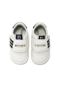 Witte leren schoenen met een ronde neus, dubbele klittenbandsluitingen en zwarte accenten aan de zijkanten. Glad textuur en een gevoerde binnenkant.