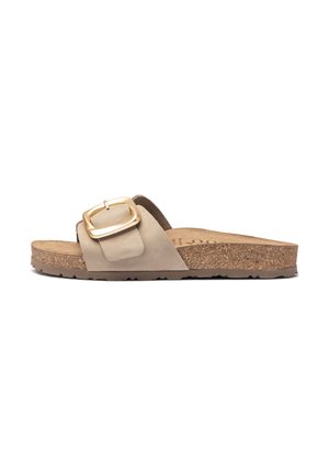 Infradito beige con una larga fascia, grande fibbia dorata e suola in sughero. Materiale superiore morbido e texturizzato. Design piatto per il massimo comfort.