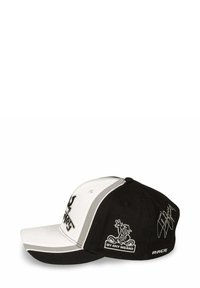 Schwarz-weißes Baseballcap mit gebogenem Schirm, verziert mit gestickten Akzenten, einem Logo auf der Vorderseite und einer Unterschrift an der Seite.