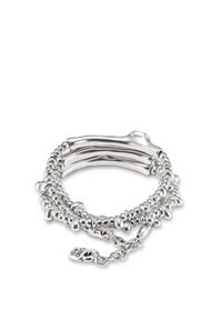 Pulsera de plata con múltiples hebras que incluyen cuentas redondeadas, barras metálicas lisas y un acento decorativo de cadena con un colgante.