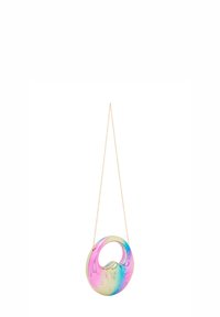 Rund, multicolor akryl håndtaske med en guldkæde. Har en glat finish, unik form og prægede logo mønstre over det hele.